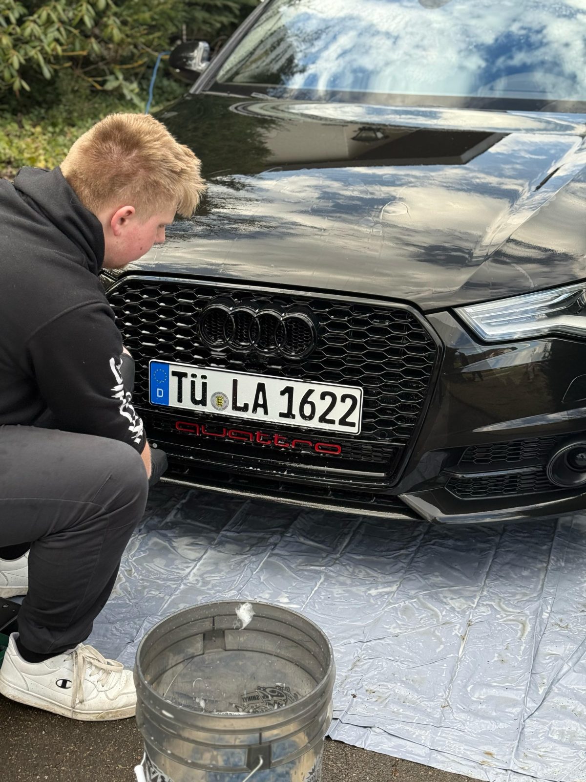 Detailreinigung am Kühlergrill