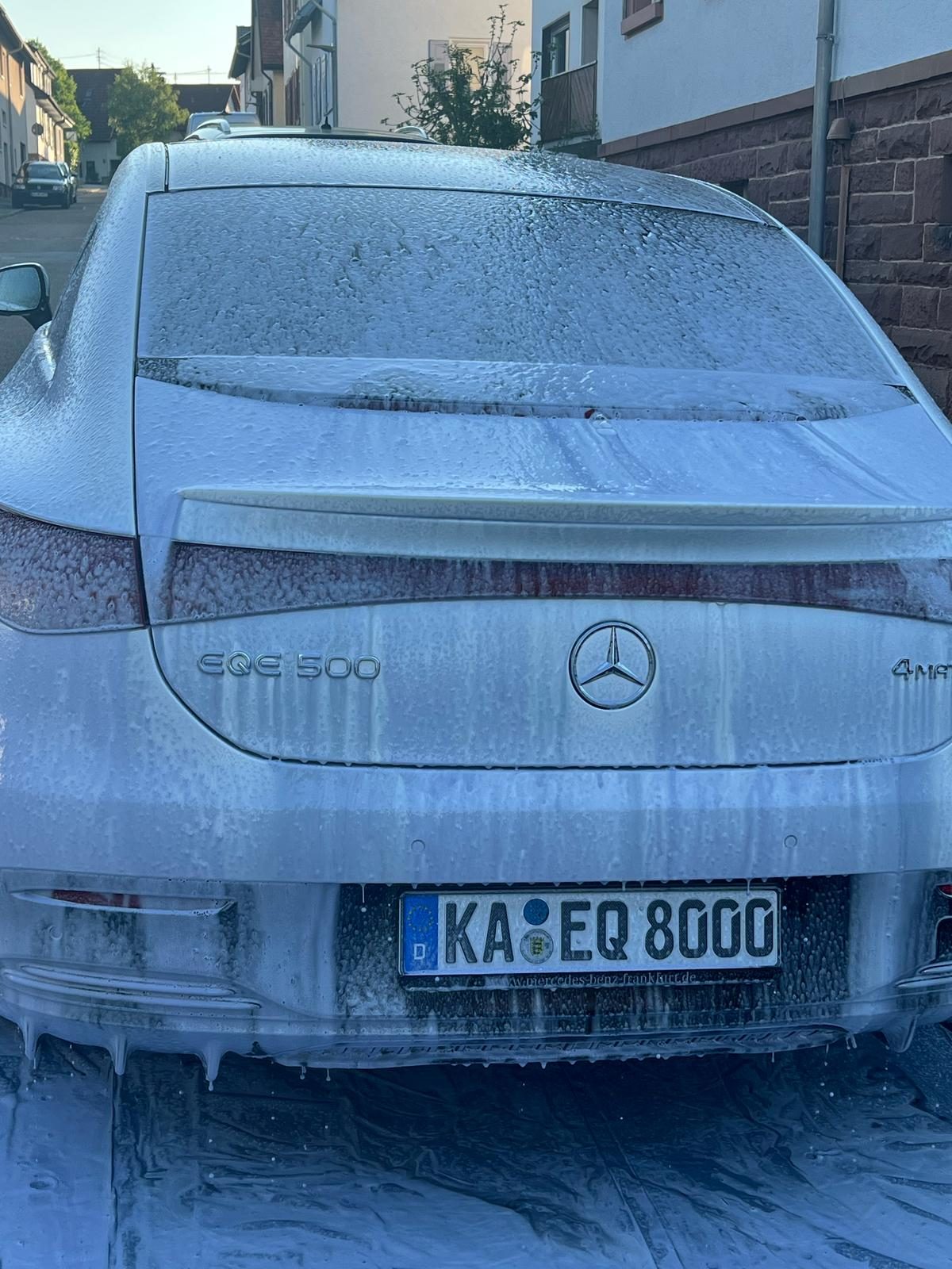 Mercedes EQE mit Schaumvorwäsche