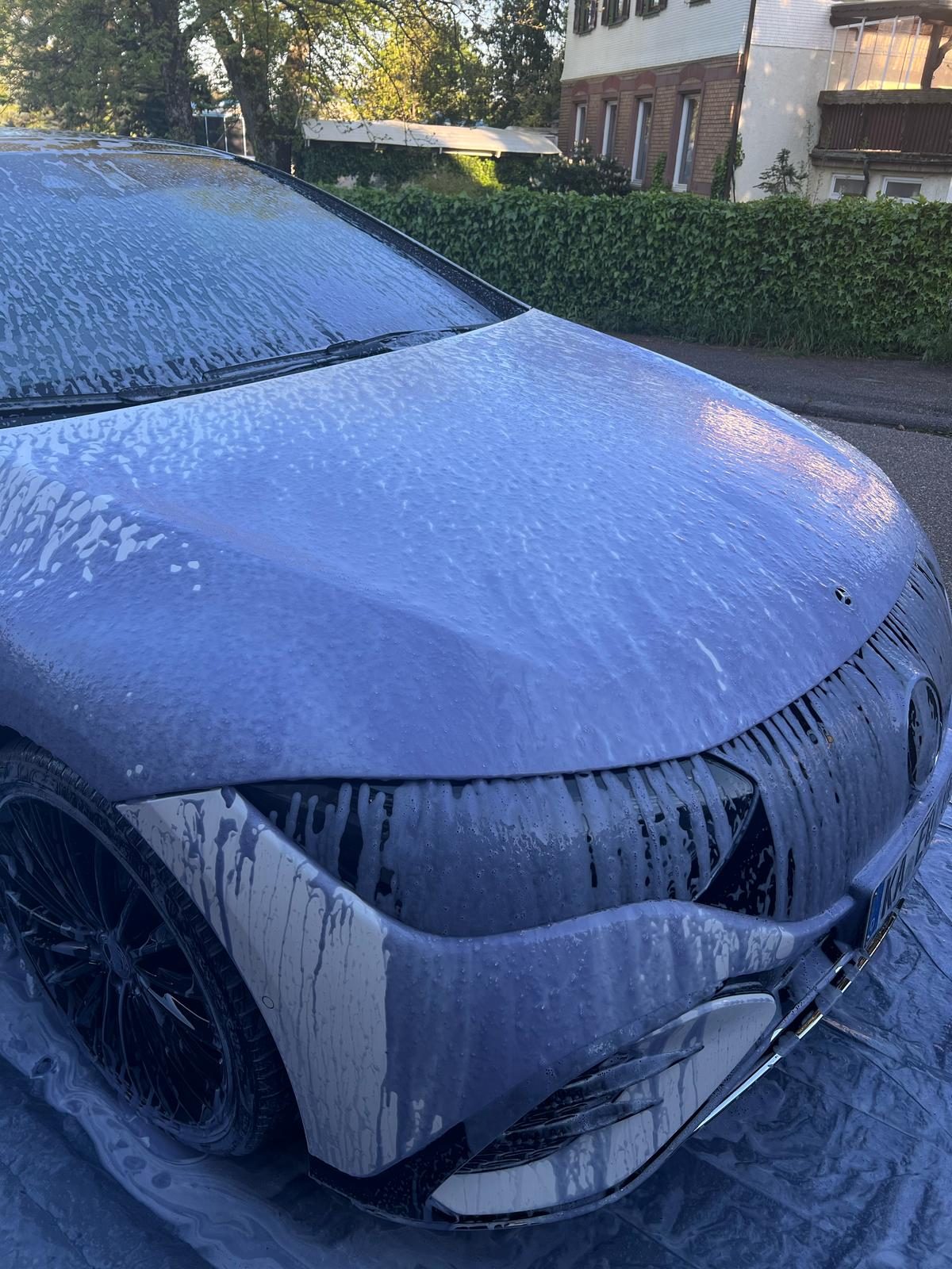 Schaum auf der Motorhaube